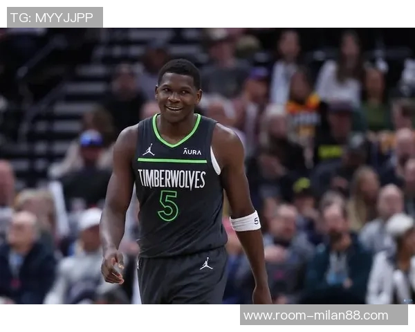 爱德华兹巧妙突破包夹精准传球助攻戈贝尔精彩扣篮得分